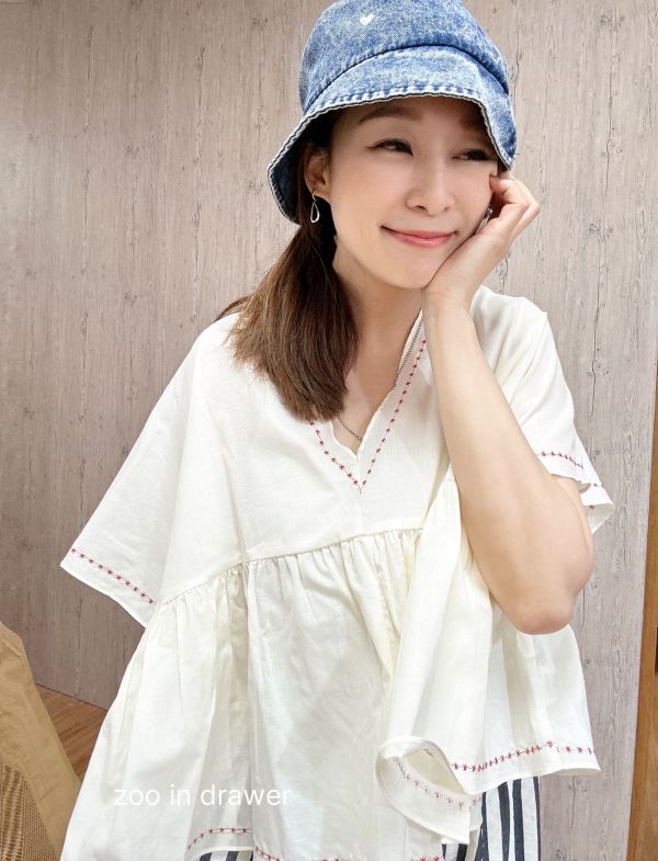 Z in D [ SALE 虛線小米刺繡邊Ｖ領娃娃上衣 ] 2色 2505013 (shihslica) ZinD,zind,ZD,zooindrawer,zoo in drawer,抽屜動物園,丹寧,牛仔外套,外套富翁,洋裝