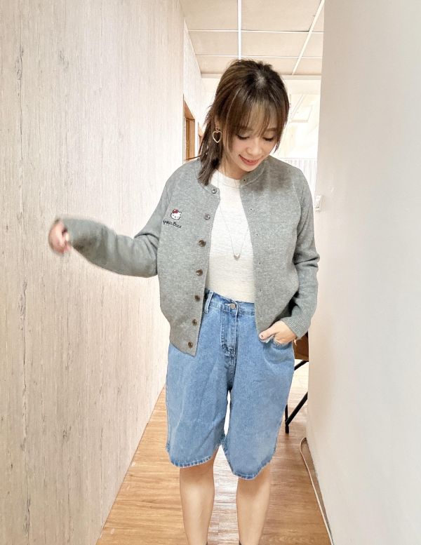 Z in D [ SALE 刺繡凱蒂喵喵頭針織衫 ] 4色 2509111 (shihslica) ZinD,zind,ZD,zooindrawer,zoo in drawer,抽屜動物園,丹寧,牛仔外套,外套富翁,洋裝,針織,凱蒂貓