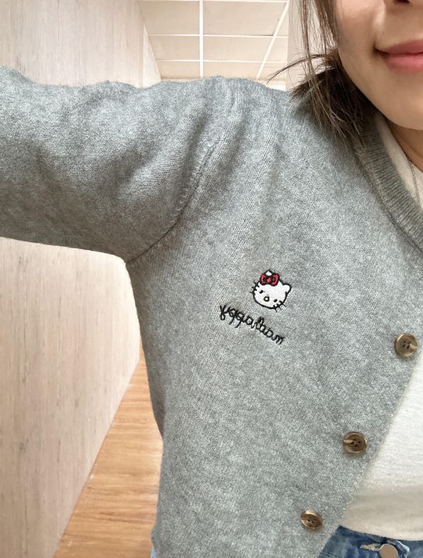 Z in D [ SALE 刺繡凱蒂喵喵頭針織衫 ] 4色 2509111 (shihslica) ZinD,zind,ZD,zooindrawer,zoo in drawer,抽屜動物園,丹寧,牛仔外套,外套富翁,洋裝,針織,凱蒂貓