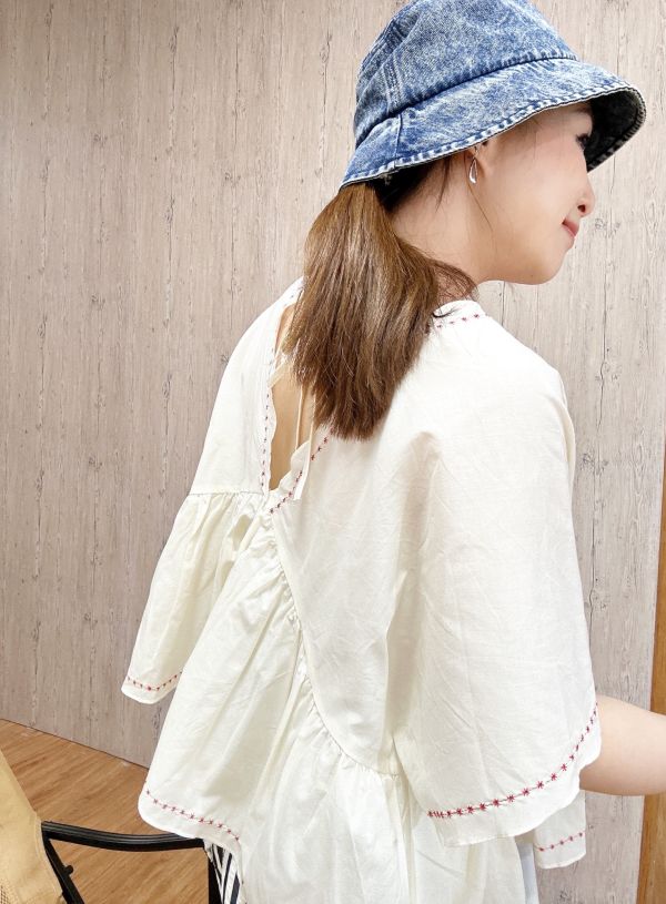 Z in D [ SALE 虛線小米刺繡邊Ｖ領娃娃上衣 ] 2色 2505013 (shihslica) ZinD,zind,ZD,zooindrawer,zoo in drawer,抽屜動物園,丹寧,牛仔外套,外套富翁,洋裝