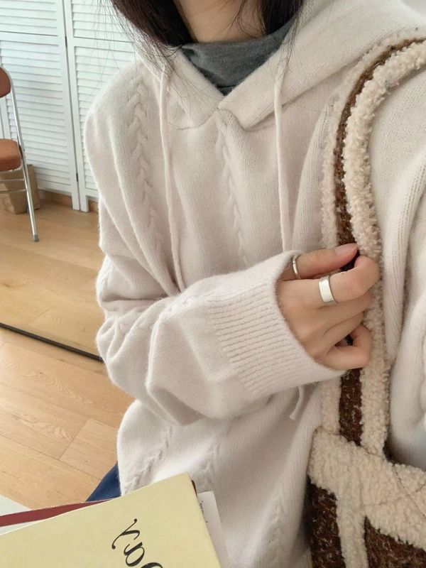 ZinD [ 柔柔 麻花編飾彈性連帽針織 ] 3色 2601021 shihslica ZinD,zind,ZD,zooindrawer,zoo in drawer,抽屜動物園,丹寧,牛仔外套,外套富翁,洋裝,韓國襪子,年終慶,雙11,雙12,黑五,週年慶,合購價,自訂款