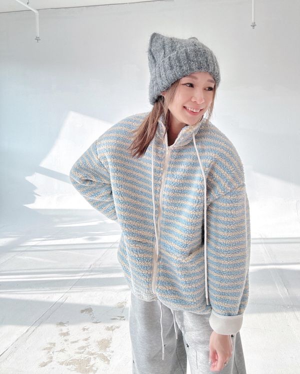 ZinD [  立領條紋Ｑ毛毛拉鏈外套 ] 3色 2502035 shihslica ZinD,zind,ZD,zooindrawer,zoo in drawer,抽屜動物園,丹寧,牛仔外套,外套富翁,洋裝,韓國襪子,年終慶,雙11,雙12,黑五,週年慶,合購價,自訂款