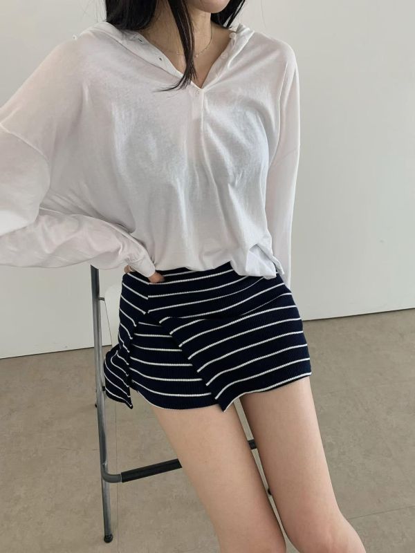 ZinD [ 套裝-彈性細紋迷你褲裙+連帽薄T ] 2色 2606033 ZinD,zind,ZD,zooindrawer,zoo in 抽屜,動物園,丹寧,外套,外套富翁,洋裝,韓國襪子,年終慶,雙11,雙12,黑五,百搭,合購價,自訂,春裝,Tshirt,首爾