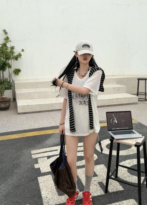 ZinD [ 兩件組 文字薄透針織+披肩 ] 2色 2605083 ZinD,zind,ZD,zooindrawer,zoo in 抽屜,動物園,丹寧,外套,外套富翁,洋裝,韓國襪子,年終慶,雙11,雙12,黑五,百搭,合購價,自訂,春裝,Tshirt,首爾