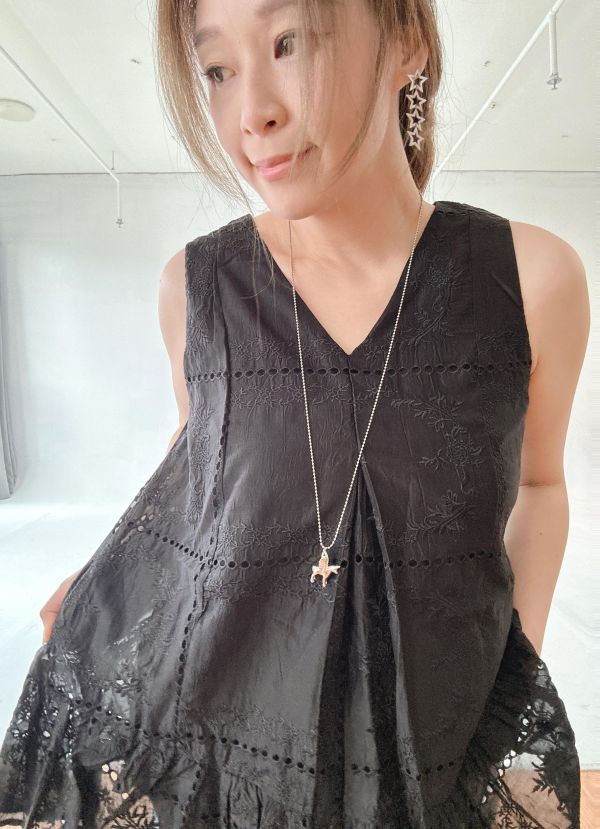 ZinD [ 前打摺刺繡蕾絲背心 ] 黑色 2606044 ZinD,zind,ZD,zooindrawer,zoo in 抽屜,動物園,丹寧,外套,外套富翁,洋裝,韓國襪子,年終慶,雙11,雙12,黑五,百搭,合購價,自訂,春裝,Tshirt,首爾