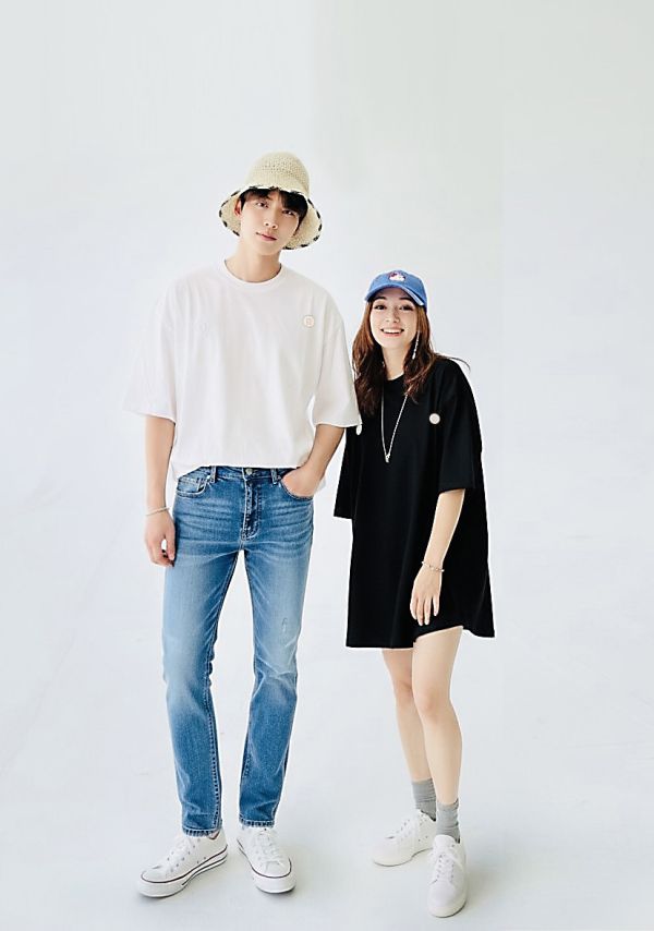 Z in D [ 男女自訂款：經典紀念 繡線LOGO落肩寬版Ｔ ] 3size 2色 2509011w ZinD,zind,ZD,zooindrawer,zoo in drawer,抽屜動物園,丹寧,牛仔外套,外套富翁,洋裝,T恤,T-shirt,男裝,情侶裝