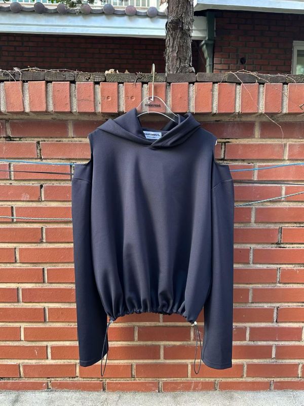 ZinD [ 肩摟洞衣襬縮繩連帽Ｔ ] 2色 2602032 shihslica -
ZinD,zind,ZD,zooindrawer,zoo in drawer,抽屜動物園,丹寧,牛仔外套,外套富翁,洋裝,韓國襪子,年終慶,雙11,雙12,黑五,週年慶,合購價,自訂款