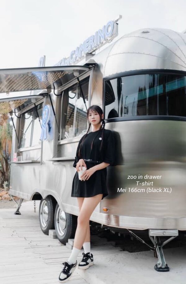 Z in D [ Mei穿著款：男女自訂款經典 繡線LOGO落肩寬版Ｔ ] 3size 2色 2509011m ZinD,zind,ZD,zooindrawer,zoo in drawer,抽屜動物園,丹寧,牛仔外套,外套富翁,洋裝,T恤,T-shirt,男裝,情侶裝