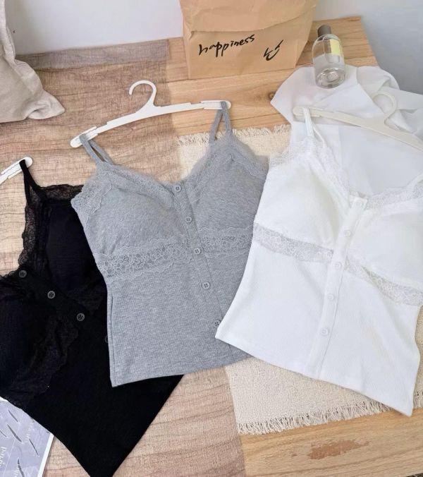 ZinD [ 拼接蕾絲排扣氣質小背心 ] 3色 2604141 ZinD,zind,ZD,zooindrawer,zoo in 抽屜,抽屜動物園,丹寧,裙子,裙子富翁,洋裝,韓國襪子,年終慶,雙11,雙12,黑五,永恆慶,合購價,自訂,春裝,Tshirt