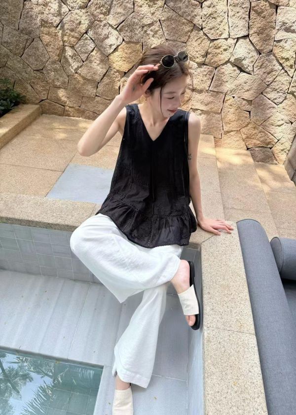 ZinD [ 前打摺刺繡蕾絲背心 ] 黑色 2606044 ZinD,zind,ZD,zooindrawer,zoo in 抽屜,動物園,丹寧,外套,外套富翁,洋裝,韓國襪子,年終慶,雙11,雙12,黑五,百搭,合購價,自訂,春裝,Tshirt,首爾