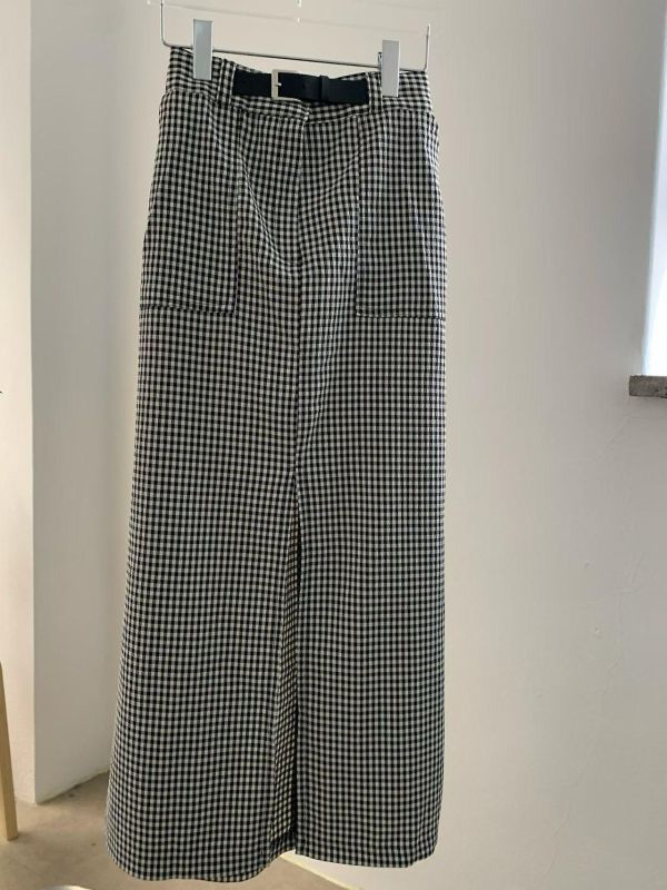 ZinD [ 本季定番！黑白小格前開衩修長窄身裙 ] 2604302 ZinD,zind,ZD,zooindrawer,zoo in 抽屜,動物園,丹寧,外套,外套富翁,洋裝,韓國襪子,年終慶,雙11,雙12,黑五,百搭,合購價,自訂,春裝,Tshirt,首爾