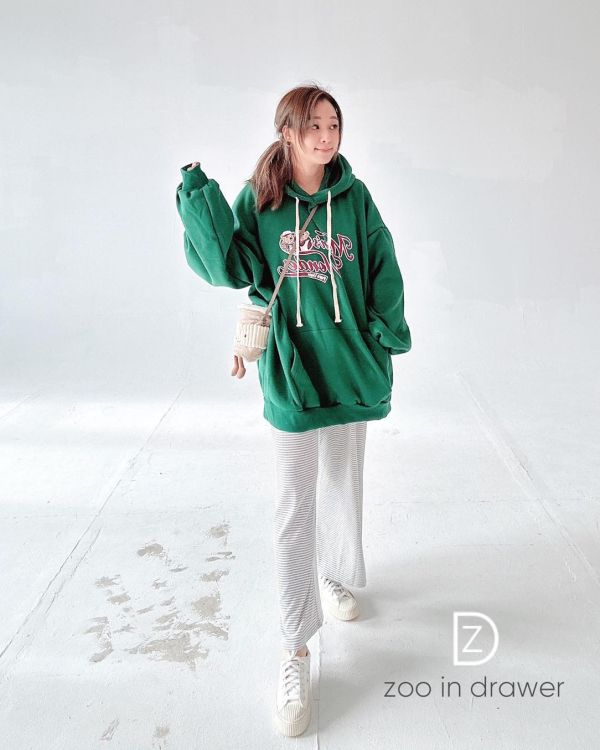 ZinD [ 智希/強哥穿著款：美國熊熊文字休閒連帽Ｔ ] 3色 2511218 ZinD,zind,ZD,zooindrawer,zoo in drawer,抽屜動物園,丹寧,牛仔外套,外套富翁,洋裝,韓國襪子