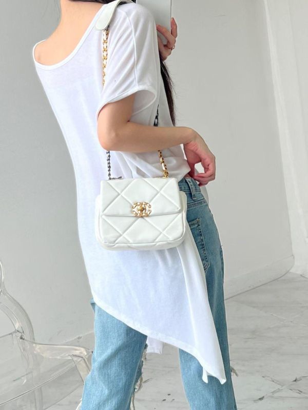 ZinD [ 斜切剪裁大U領薄Ｔ ] 2色 2604171 shihslica ZinD,zind,ZD,zooindrawer,zoo in 抽屜,動物園,丹寧,外套,外套富翁,洋裝,韓國襪子,年終慶,雙11,雙12,黑五,百搭,合購價,自訂,春裝,Tshirt,首爾