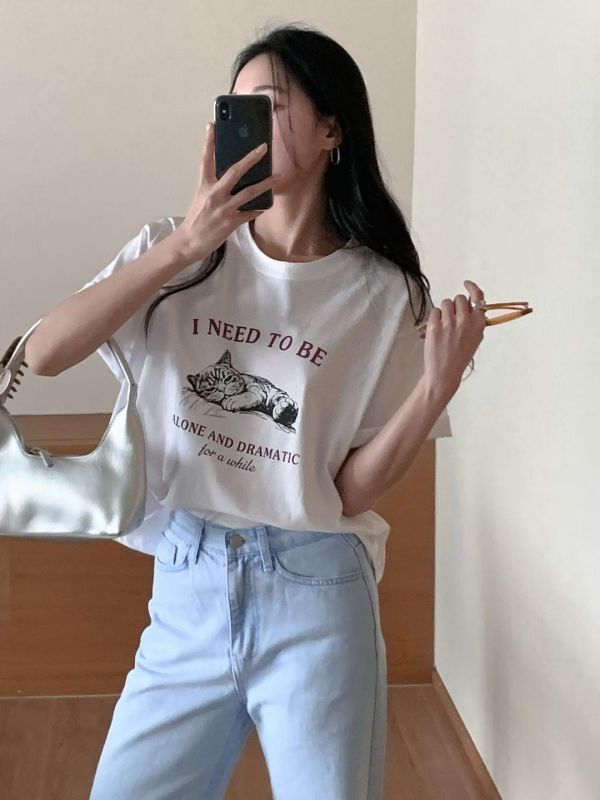 ZinD [ 貓奴必須慵懶小貓咪質感棉Ｔ ] 3色 203262 shihslica ZinD,zind,ZD,zooindrawer,zoo in 抽屜,抽屜動物園,丹寧,裙子,裙子富翁,洋裝,韓國襪子,年終慶,雙11,雙12,黑五,永恆慶,合購價,自訂,春裝,Tshirt,貓奴