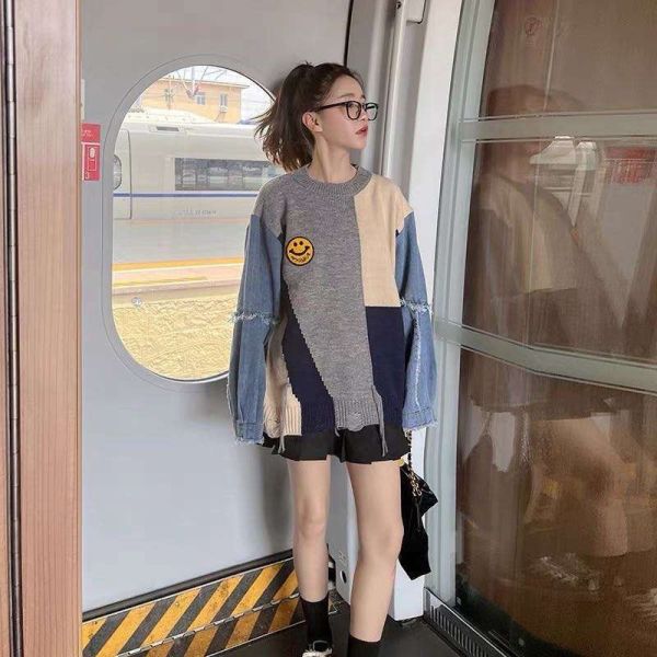 ZinD [ 人氣再版：拼丹寧袖微笑針織毛衣 ] 2色2511210 ZinD,zind,ZD,zooindrawer,zoo in drawer,抽屜動物園,丹寧,牛仔外套,外套富翁,洋裝,韓國襪子