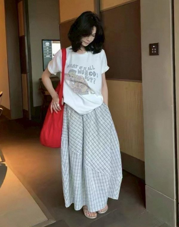 ZinD [ 恬靜格子斜剪裁花苞裙 ] 2色 2604175 shihslica ZinD,zind,ZD,zooindrawer,zoo in 抽屜,動物園,丹寧,外套,外套富翁,洋裝,韓國襪子,年終慶,雙11,雙12,黑五,百搭,合購價,自訂,春裝,Tshirt,首爾