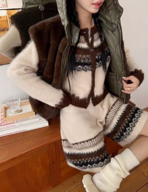 ZinD [ 雙面穿：內絨毛輕盈菱格連帽暖背心 ] 軍綠 2512231 shihslica ZinD,zind,ZD,zooindrawer,zoo in drawer,抽屜動物園,丹寧,牛仔外套,外套富翁,洋裝,韓國襪子,年終慶,雙11,雙12,黑五,週年慶,合購價,自訂款