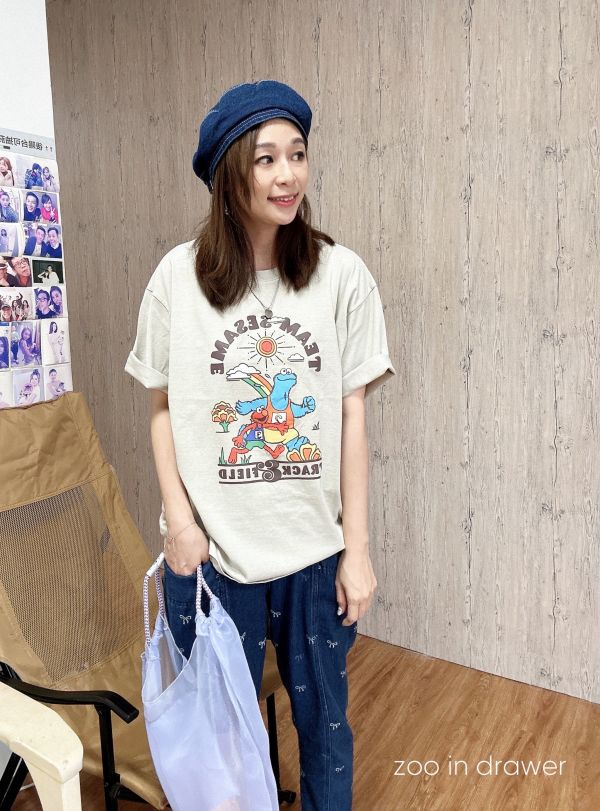 Z in D [ 怪獸馬拉松復古質感涼感棉T ] 灰杏 2507166 (shihslica) ZinD,zind,ZD,zooindrawer,zoo in drawer,抽屜動物園,丹寧,牛仔外套,外套富翁,洋裝