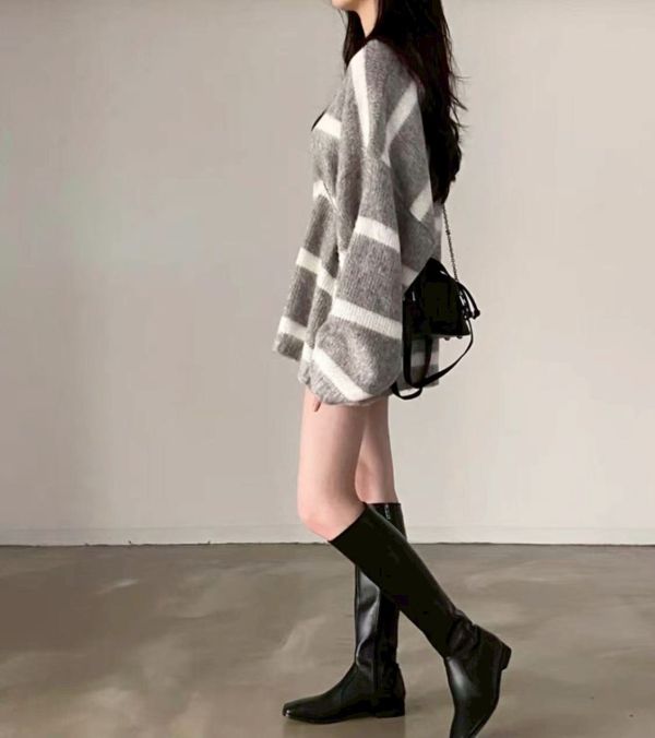 ZinD [ 氣質淺灰細白條針織 ] 淺灰 2511291 (shihslica) ZinD,zind,ZD,zooindrawer,zoo in drawer,抽屜動物園,丹寧,牛仔外套,外套富翁,洋裝,韓國襪子