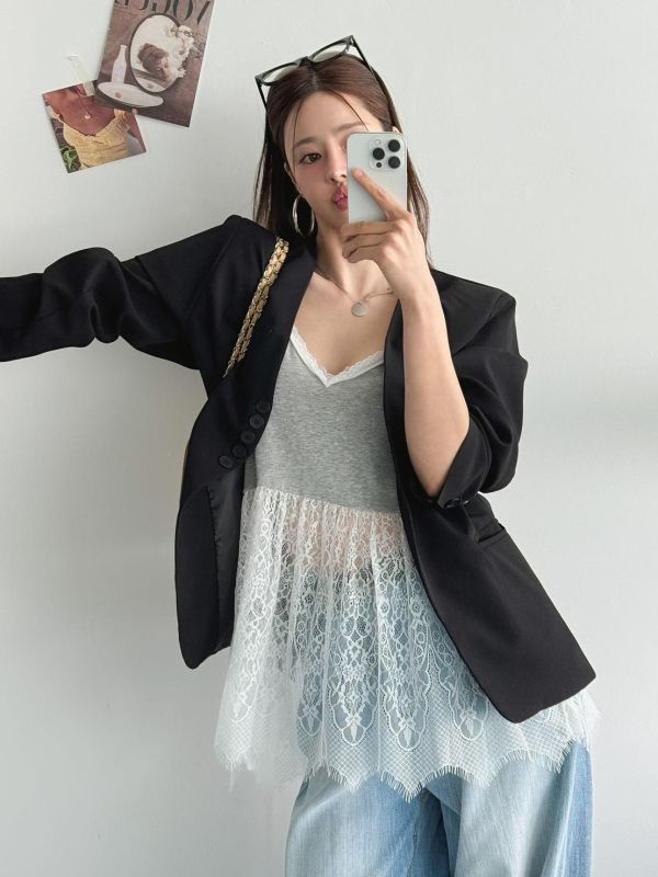 ZinD [ 大V領彈性蕾絲襬背心 ] 3色 2604292 ZinD,zind,ZD,zooindrawer,zoo in 抽屜,動物園,丹寧,外套,外套富翁,洋裝,韓國襪子,年終慶,雙11,雙12,黑五,百搭,合購價,自訂,春裝,Tshirt,首爾