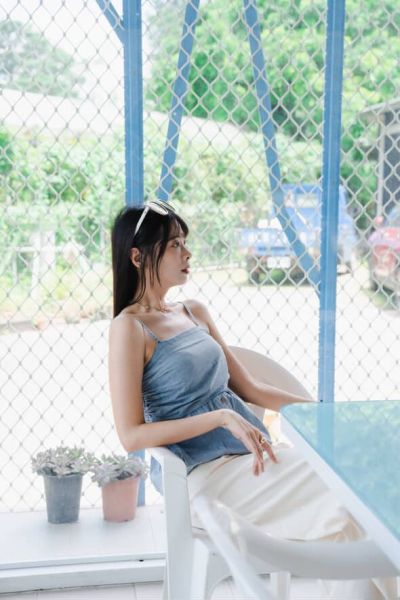 Z in D [  Mei穿著款：縮腰平口衣襬排釦單寧細肩 ] 丹寧藍 2507233 (shihslica) ZinD,zind,ZD,zooindrawer,zoo in drawer,抽屜動物園,丹寧,牛仔外套,外套富翁,洋裝