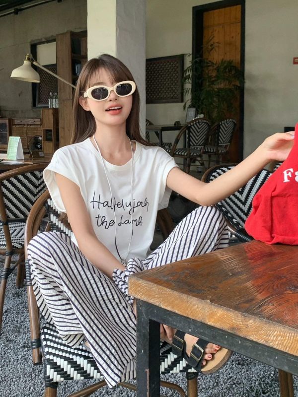 ZinD [ 英文Tee+直紋褲悠閑套裝 ] 2色 2604181 ZinD,zind,ZD,zooindrawer,zoo in drawer,抽屜動物園,丹寧,牛仔外套,外套富翁,洋裝,韓國襪子,年終慶,雙11,雙12,黑五,週年慶,合購價,自訂款,shihslica.春裝