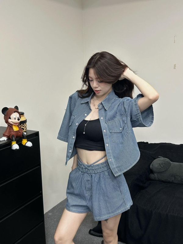 ZinD [ 直條細紋丹寧套裝 外套+短褲 ] 2604293 ZinD,zind,ZD,zooindrawer,zoo in 抽屜,動物園,丹寧,外套,外套富翁,洋裝,韓國襪子,年終慶,雙11,雙12,黑五,百搭,合購價,自訂,春裝,Tshirt,首爾