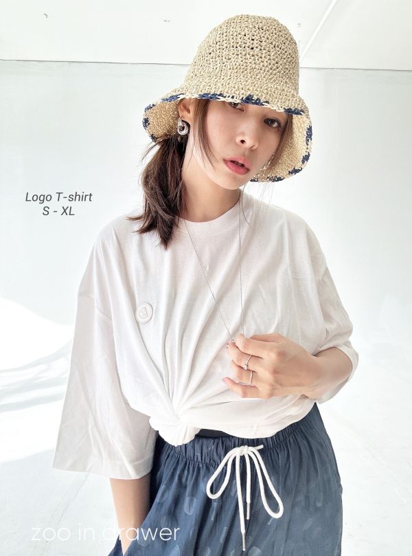 Z in D [ 男女自訂款：經典紀念 繡線LOGO落肩寬版Ｔ ] 3size 2色 2509011w ZinD,zind,ZD,zooindrawer,zoo in drawer,抽屜動物園,丹寧,牛仔外套,外套富翁,洋裝,T恤,T-shirt,男裝,情侶裝