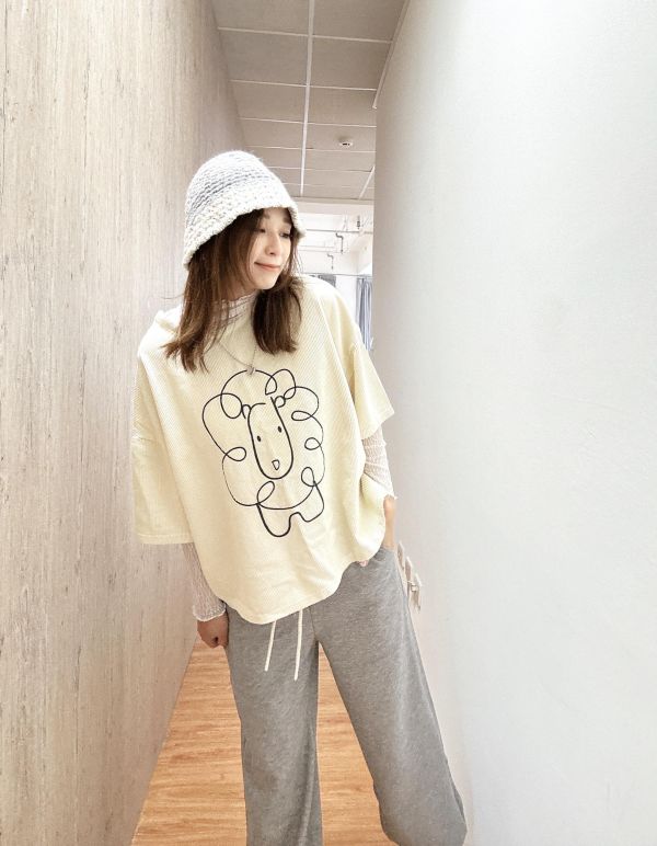 ZinD [ 捲毛獅子細絨棉短袖T ] 2色 2604061 ZinD,zind,ZD,zooindrawer,zoo in 抽屜,抽屜動物園,丹寧,裙子,裙子富翁,洋裝,韓國襪子,年終慶,雙11,雙12,黑五,永恆慶,合購價,自訂,春裝,Tshirt,zaccu