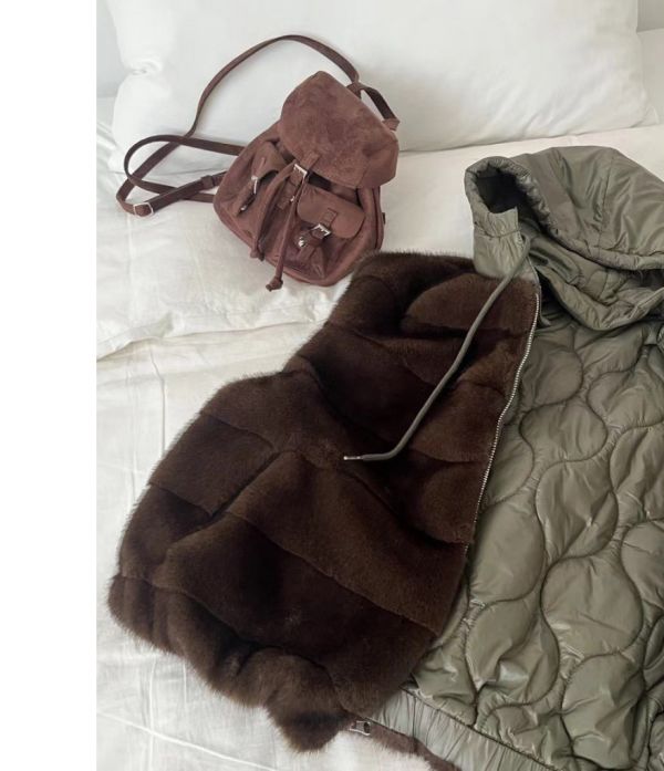 ZinD [ 雙面穿：內絨毛輕盈菱格連帽暖背心 ] 軍綠 2512231 shihslica ZinD,zind,ZD,zooindrawer,zoo in drawer,抽屜動物園,丹寧,牛仔外套,外套富翁,洋裝,韓國襪子,年終慶,雙11,雙12,黑五,週年慶,合購價,自訂款