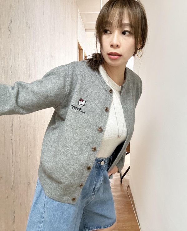 Z in D [ SALE 刺繡凱蒂喵喵頭針織衫 ] 4色 2509111 (shihslica) ZinD,zind,ZD,zooindrawer,zoo in drawer,抽屜動物園,丹寧,牛仔外套,外套富翁,洋裝,針織,凱蒂貓