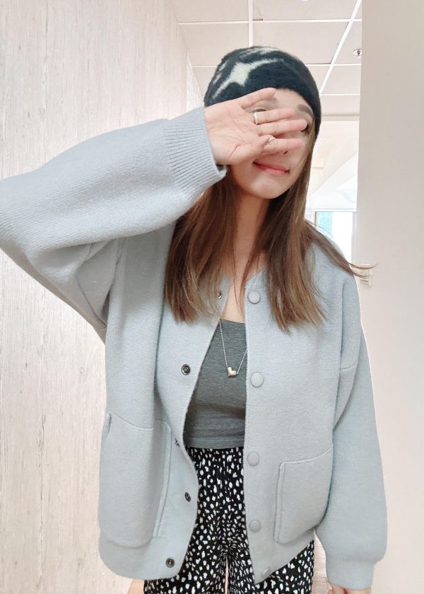 ZinD [ 粉彩藍立領圓釦棒球外套 ] 淺藍 2602181 （shihslica) ZinD,zind,ZD,zooindrawer,zoo in drawer,抽屜動物園,丹寧,牛仔外套,外套富翁,洋裝,韓國襪子,年終慶,雙11,雙12,黑五,週年慶,合購價,自訂款,shihslica