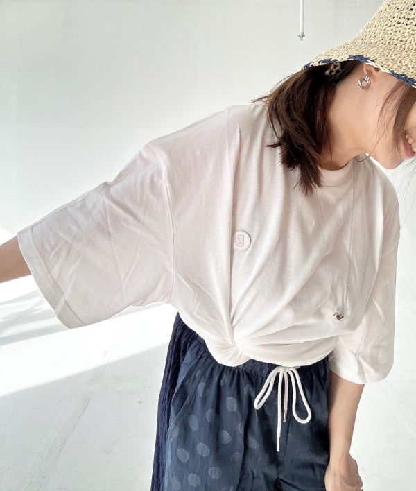 Z in D [ 男女自訂款：經典紀念 繡線LOGO落肩寬版Ｔ ] 3size 2色 2509011 ZinD,zind,ZD,zooindrawer,zoo in drawer,抽屜動物園,丹寧,牛仔外套,外套富翁,洋裝,T恤,T-shirt,男裝,情侶裝