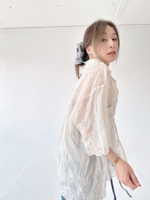 ZinD [ SALE 又汝穿著款：葉子刺繡寬鬆版溫柔薄衫 ] 米杏 2607202 ZinD,zind,ZD,zooindrawer,zoo in 抽屜,動物園,丹寧,外套,外套富翁,洋裝,韓國襪子,年終慶,雙11,雙12,黑五,百搭,合購價,自訂,春裝,Tshirt,首爾