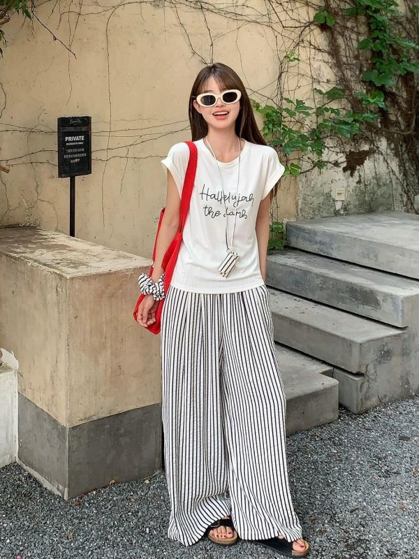 ZinD [ 英文Tee+直紋褲悠閑套裝 ] 2色 2604181 ZinD,zind,ZD,zooindrawer,zoo in drawer,抽屜動物園,丹寧,牛仔外套,外套富翁,洋裝,韓國襪子,年終慶,雙11,雙12,黑五,週年慶,合購價,自訂款,shihslica.春裝