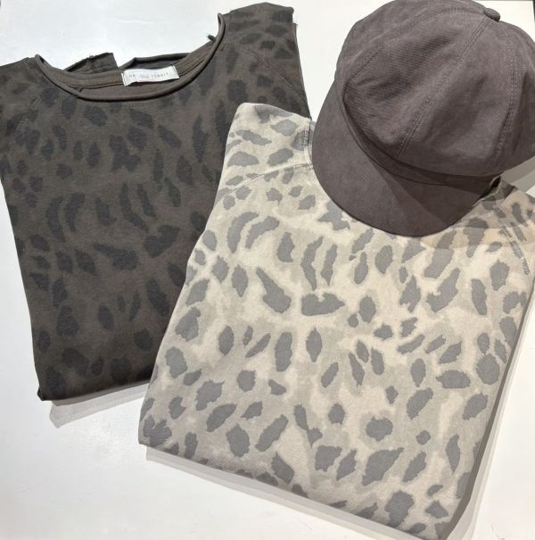 ZinD [ 暈染小豹紋中厚度棉Ｔ恤 ] 2色 2511131 ZinD,zind,ZD,zooindrawer,zoo in drawer,抽屜動物園,丹寧,牛仔外套,外套富翁,洋裝,韓國襪子