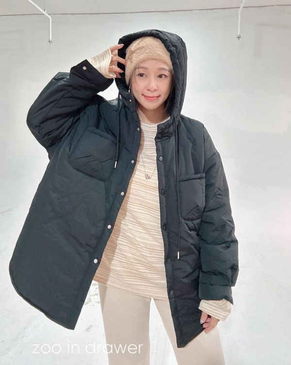 ZinD [ 輕盈連帽前口袋鋪棉外套 ] 經典黑 2601151 （shihslica) ZinD,zind,ZD,zooindrawer,zoo in drawer,抽屜動物園,丹寧,牛仔外套,外套富翁,洋裝,韓國襪子,年終慶,雙11,雙12,黑五,週年慶,合購價,自訂款,shihslica