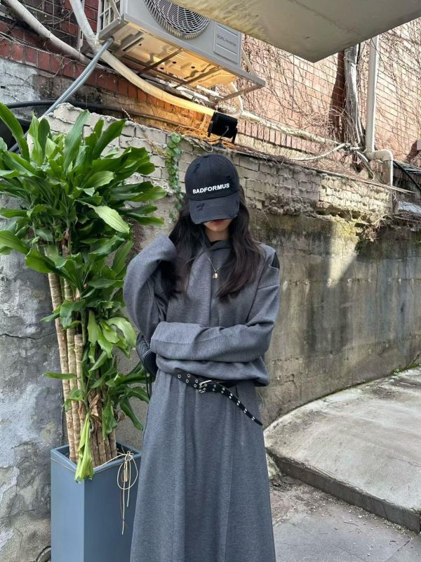 ZinD [ 肩摟洞衣襬縮繩連帽Ｔ ] 2色 2602032 shihslica -
ZinD,zind,ZD,zooindrawer,zoo in drawer,抽屜動物園,丹寧,牛仔外套,外套富翁,洋裝,韓國襪子,年終慶,雙11,雙12,黑五,週年慶,合購價,自訂款