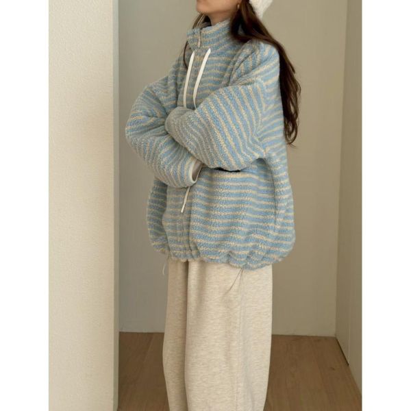 ZinD [  立領條紋Ｑ毛毛拉鏈外套 ] 3色 2502035 shihslica ZinD,zind,ZD,zooindrawer,zoo in drawer,抽屜動物園,丹寧,牛仔外套,外套富翁,洋裝,韓國襪子,年終慶,雙11,雙12,黑五,週年慶,合購價,自訂款
