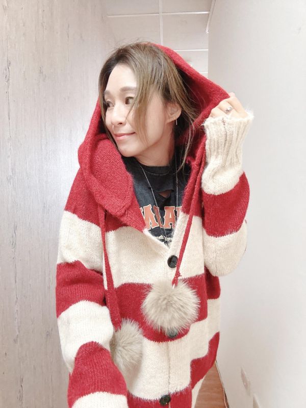 ZinD [ 毛毛球雙色彈性針織帽外套 ] 2色 2601022 shihslica ZinD,zind,ZD,zooindrawer,zoo in drawer,抽屜動物園,丹寧,牛仔外套,外套富翁,洋裝,韓國襪子,年終慶,雙11,雙12,黑五,週年慶,合購價,自訂款