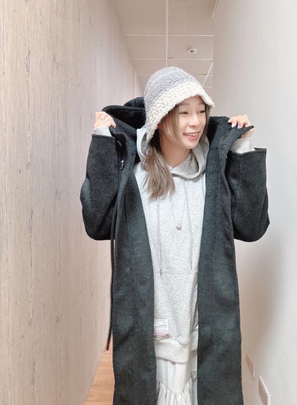 ZinD [ 大圓釦立體連帽領毛呢長大衣 ] 炭黑 2603011 shihslica 