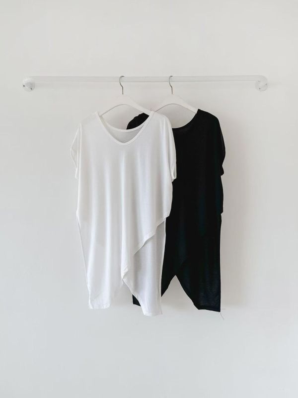 ZinD [ 斜切剪裁大U領薄Ｔ ] 2色 2604171 shihslica ZinD,zind,ZD,zooindrawer,zoo in 抽屜,動物園,丹寧,外套,外套富翁,洋裝,韓國襪子,年終慶,雙11,雙12,黑五,百搭,合購價,自訂,春裝,Tshirt,首爾