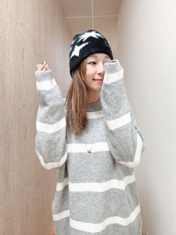 ZinD [ 氣質淺灰細白條針織 ] 淺灰 2511291 (shihslica) ZinD,zind,ZD,zooindrawer,zoo in drawer,抽屜動物園,丹寧,牛仔外套,外套富翁,洋裝,韓國襪子