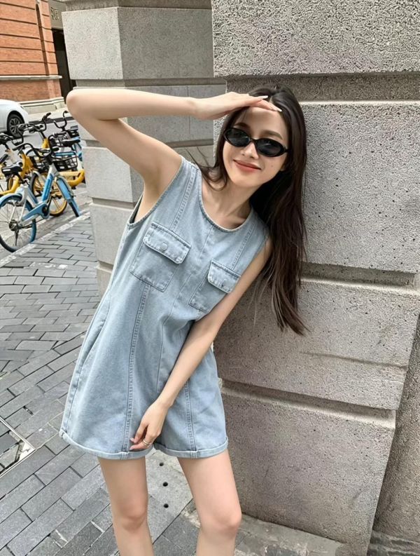 ZinD [ 簡約圓領口袋丹寧連身短褲 ] 淺藍單寧 2606129 ZinD,zind,ZD,zooindrawer,zoo in 抽屜,動物園,丹寧,外套,外套富翁,洋裝,韓國襪子,年終慶,雙11,雙12,黑五,百搭,合購價,自訂,春裝,Tshirt,首爾
