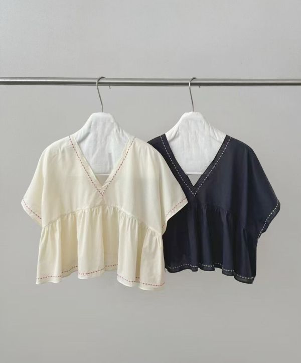 Z in D [ 虛線小米刺繡邊Ｖ領娃娃上衣 ] 2色 2505013 (shihslica) ZinD,zind,ZD,zooindrawer,zoo in drawer,抽屜動物園,丹寧,牛仔外套,外套富翁,洋裝