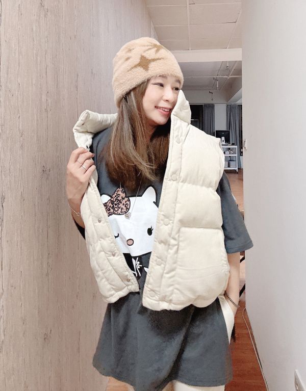 ZinD [ 燈芯絨排扣高領鋪棉暖背心 ] 3色 2512041 ZinD,zind,ZD,zooindrawer,zoo in drawer,抽屜動物園,丹寧,牛仔外套,外套富翁,洋裝,韓國襪子