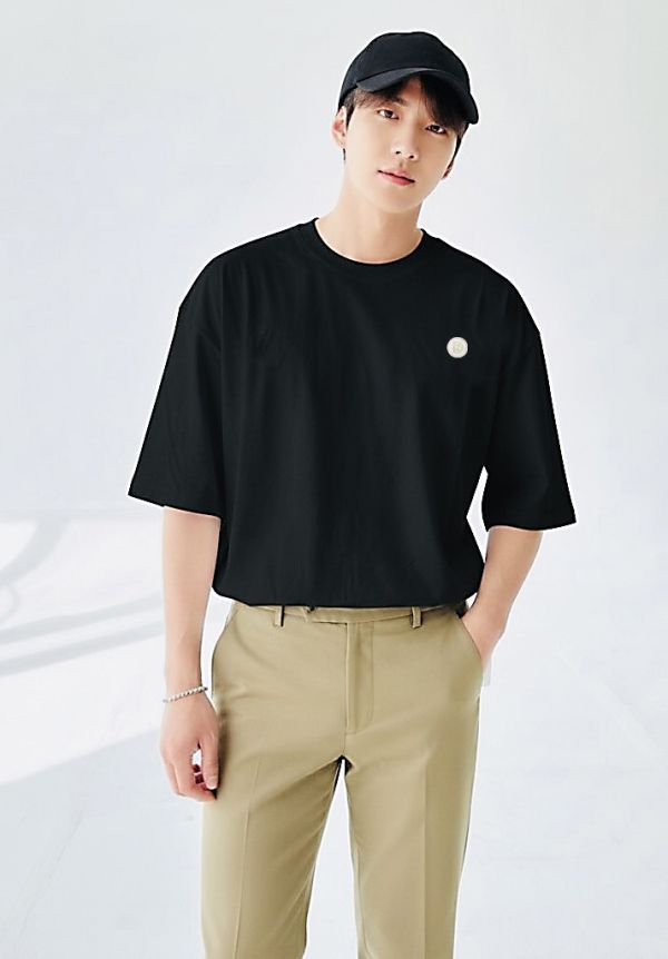 Z in D [ 男女自訂款：經典紀念 繡線LOGO落肩寬版Ｔ ] 3size 2色 2509011k ZinD,zind,ZD,zooindrawer,zoo in drawer,抽屜動物園,丹寧,牛仔外套,外套富翁,洋裝,T恤,T-shirt,男裝,情侶裝