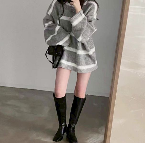 ZinD [ 氣質淺灰細白條針織 ] 淺灰 2511291 (shihslica) ZinD,zind,ZD,zooindrawer,zoo in drawer,抽屜動物園,丹寧,牛仔外套,外套富翁,洋裝,韓國襪子