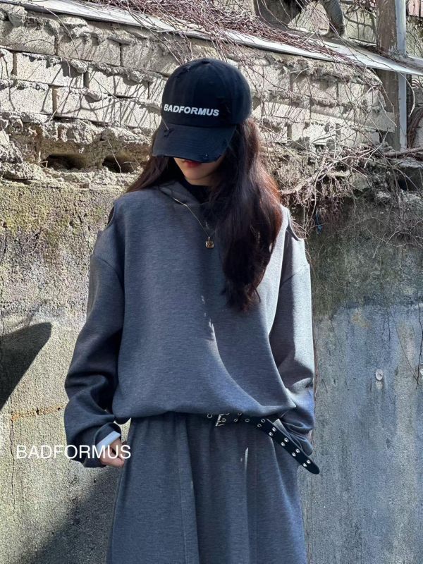 ZinD [ 肩摟洞衣襬縮繩連帽Ｔ ] 2色 2602032 shihslica -
ZinD,zind,ZD,zooindrawer,zoo in drawer,抽屜動物園,丹寧,牛仔外套,外套富翁,洋裝,韓國襪子,年終慶,雙11,雙12,黑五,週年慶,合購價,自訂款