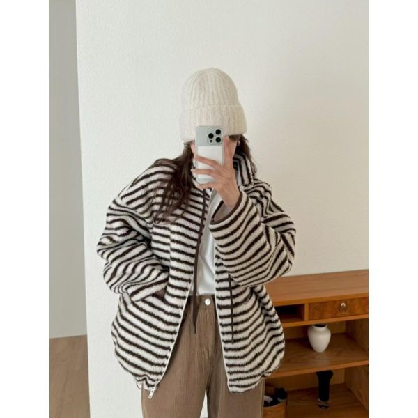 ZinD [  立領條紋Ｑ毛毛拉鏈外套 ] 3色 2502035 shihslica ZinD,zind,ZD,zooindrawer,zoo in drawer,抽屜動物園,丹寧,牛仔外套,外套富翁,洋裝,韓國襪子,年終慶,雙11,雙12,黑五,週年慶,合購價,自訂款